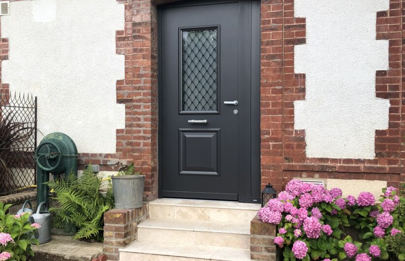 Porte d'entrée Aluminium noir sablé modèle Calabre